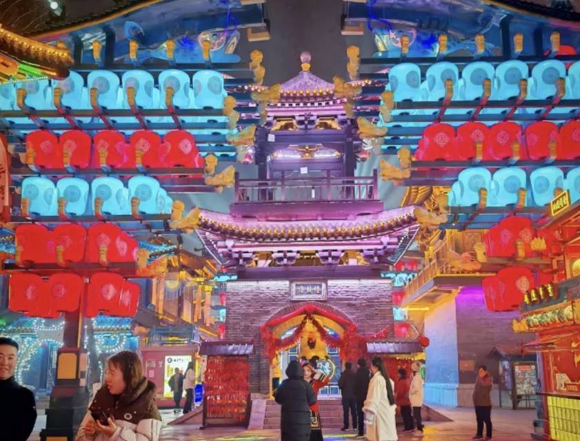 东平大宋不夜城迎新春打铁花烟花无人机点亮夜空