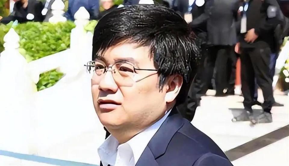 8岁被全国看光屁股，如今定居北京娶学霸为妻，已是身价过亿高管_腾讯新闻