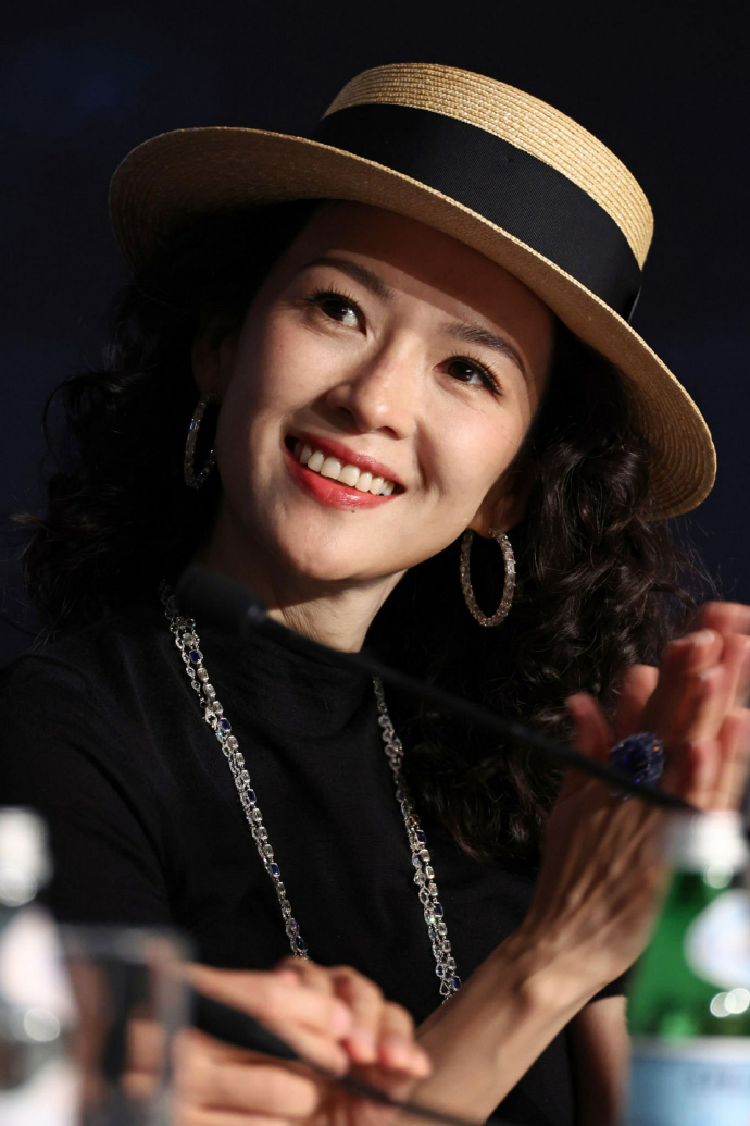 她们做出了相反的选择:章子怡重回c位,杨颖作到塌房