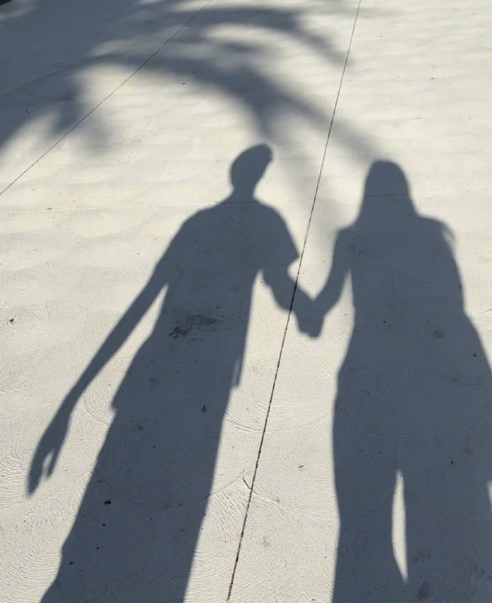 黄轩携女友新西兰度假,晒牵手合照高调撒糖,两人重回电影拍摄地