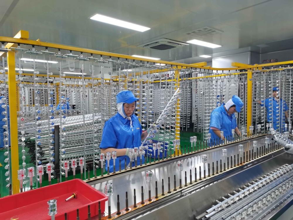 智联科技(遵义)有限公司注塑车间,70多台智能化的注塑机正在高速运转