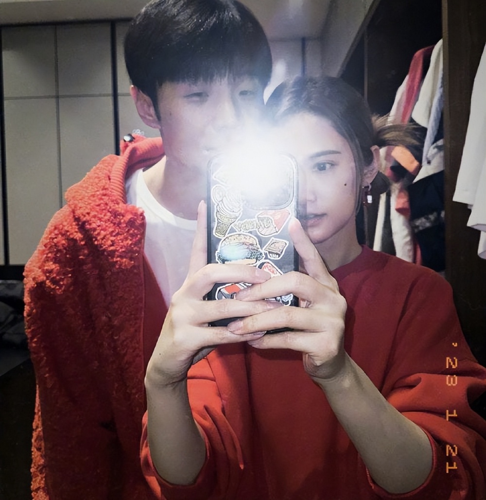 杨丞琳提前庆祝39岁生日,与老公李荣浩贴脸秀恩爱,夫妻相超足_腾讯新