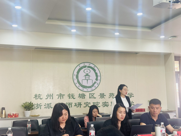 来自景苑中学的何佳娜老师代表景苑中学发言,表达了借助工作室的指导