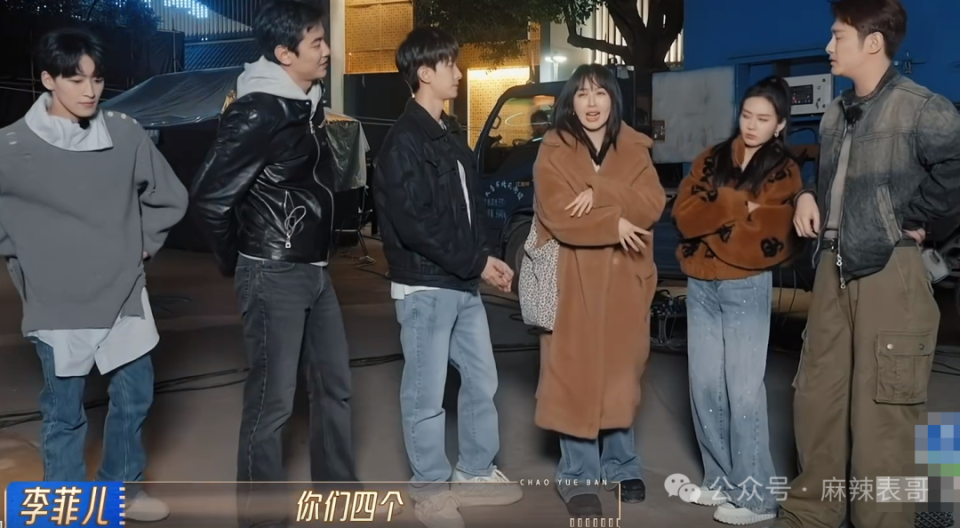 说大家别吵吵了,过去了就过去了,你们四个像个男人一样把我们两个女人