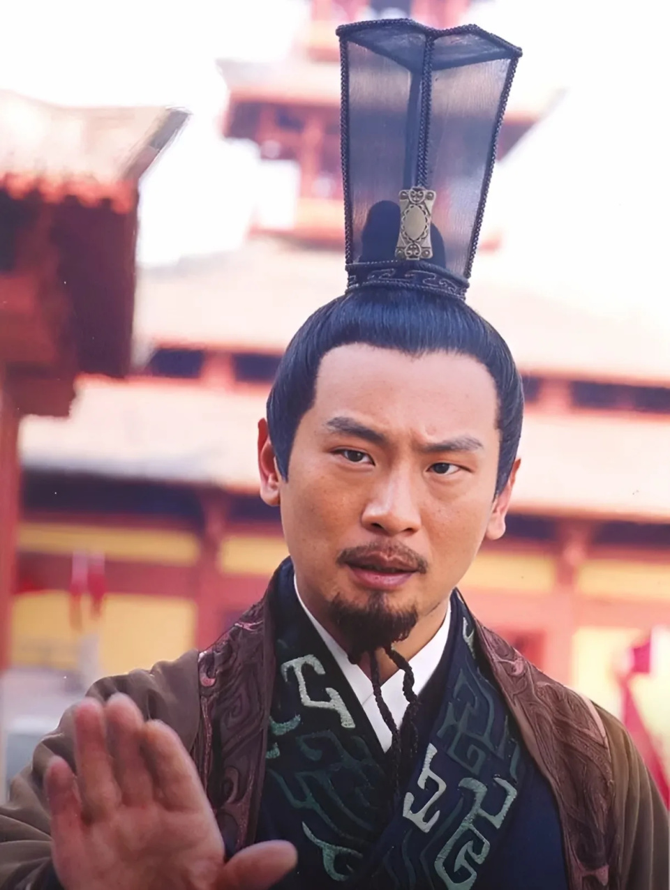 张世：与妻子恋爱长跑，演技封神也曾被封杀，59岁隐居是隐形富豪_腾讯新闻