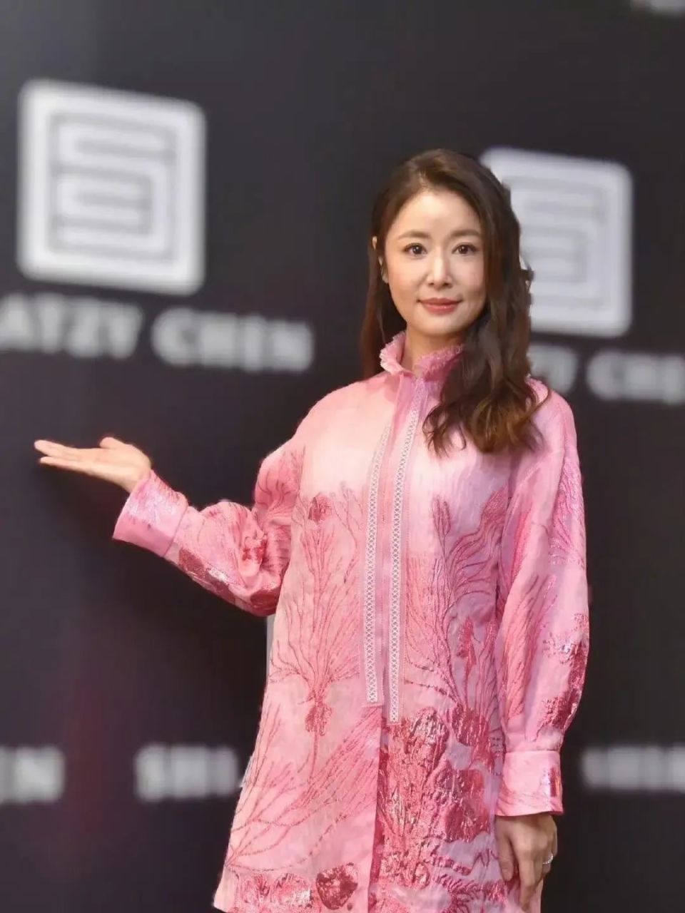 48岁林心如和50岁王艳的生图,让人看到女星自然老去的真实