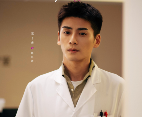 《私藏浪漫》出现《墨雨云间》熟人,他现代造型真帅,神似霍建华