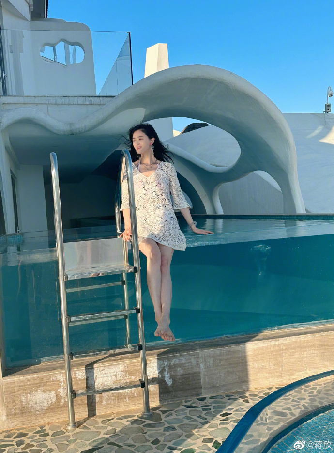 40岁蒋欣罕晒泳装美照,穿比基尼全身零赘肉,细腰长腿养眼十足-腾讯