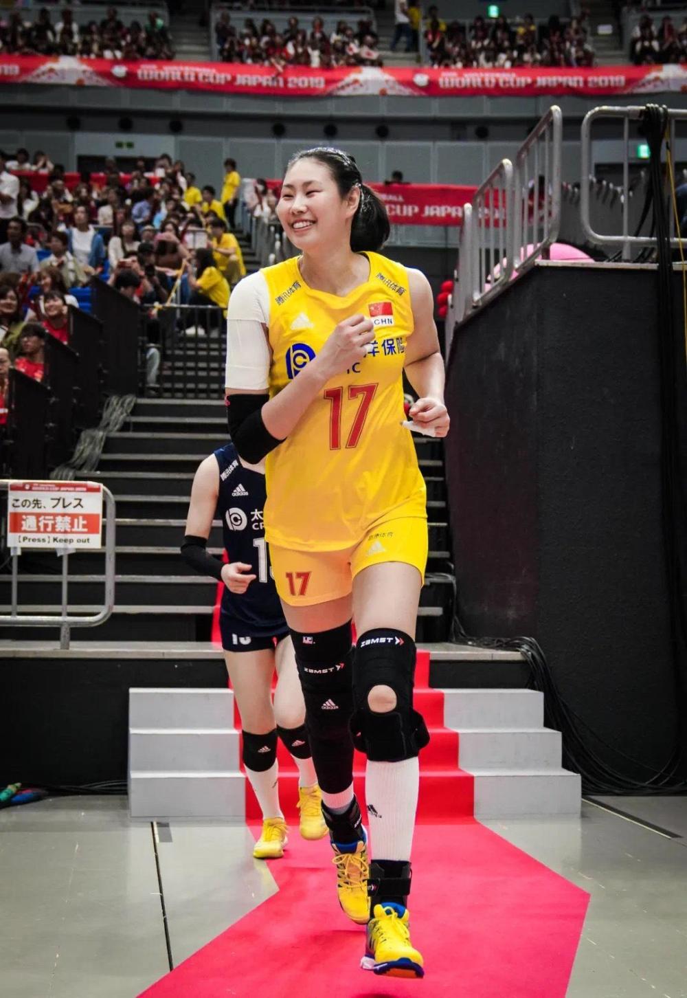 颜妮现身辽宁女排,与丁霞的"28连线"重出江湖?_腾讯新闻