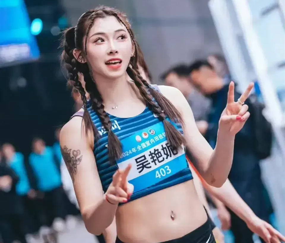 美不胜收中国田径女神夺冠妆容精致自曝带伤作战天天跑医院