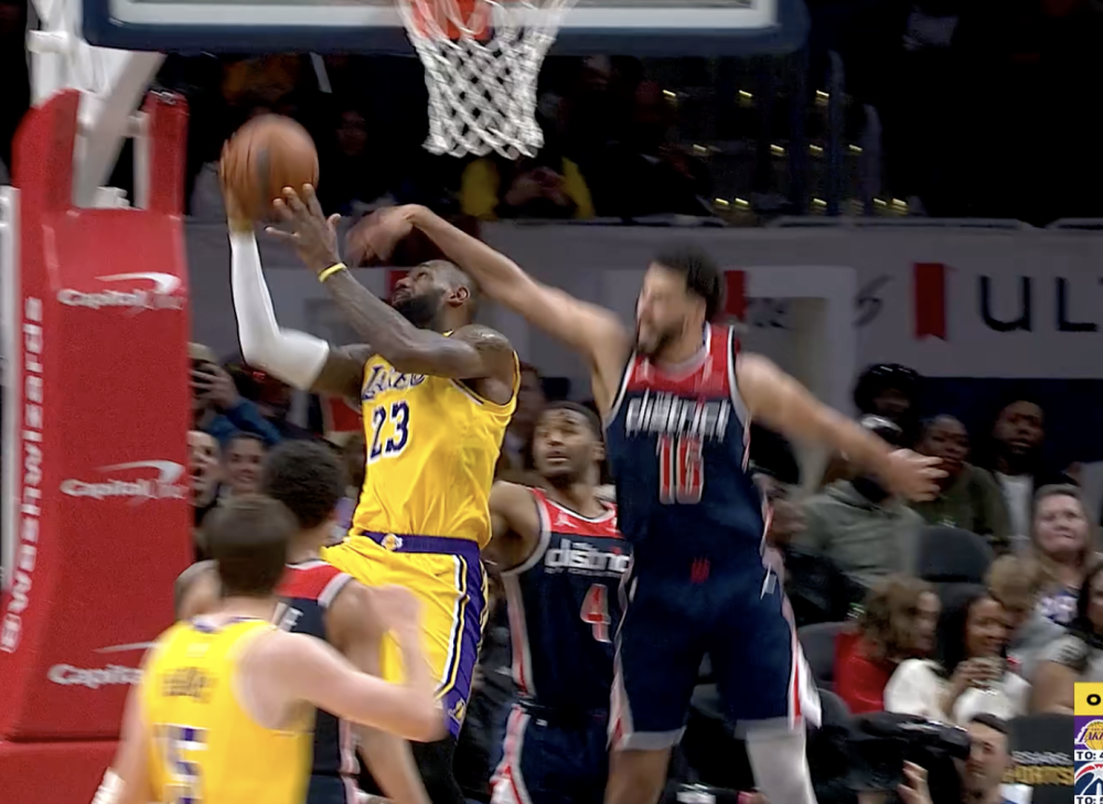 老詹吃恶犯后遭争议判罚苦笑 被对手狠打脑袋吃闷亏_腾讯新闻