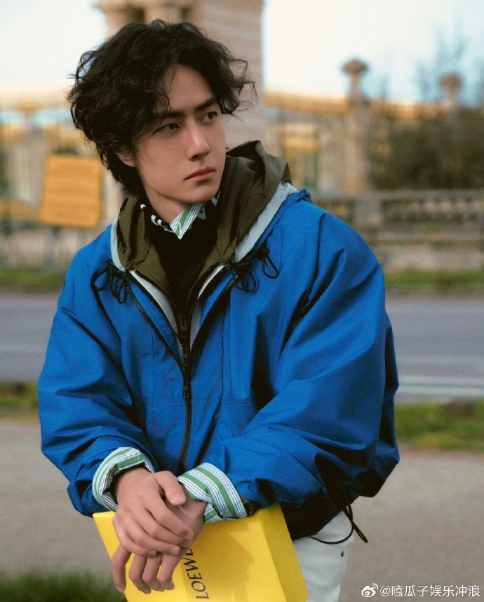 王一博巴黎時裝周受歡迎，外國攝影師都喊破音了，場內社交時獲陳都靈溫柔注視 - 