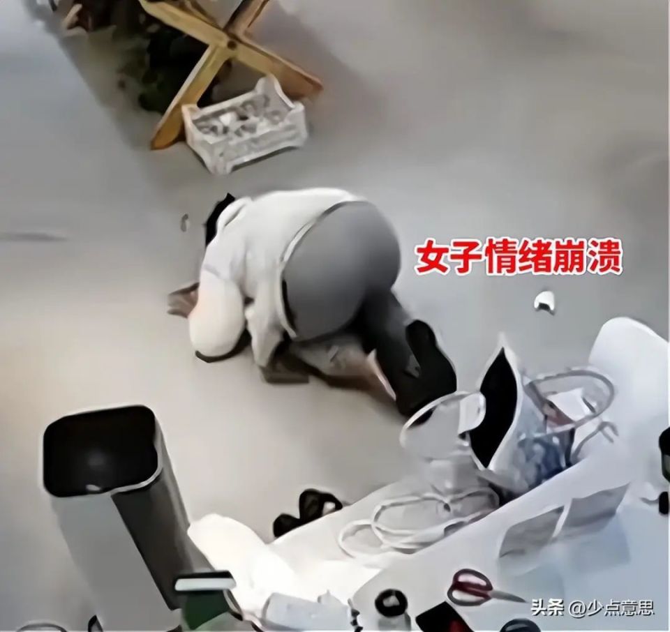 父母不给买200元的鞋，28岁女子崩溃下跪：父母掌控欲这么强真的好吗？-腾讯新闻