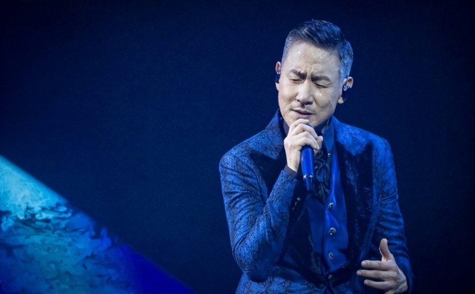 伍佰不唱,张学友忘唱,周杰伦乱唱都行,为何就五月天假唱被骂?