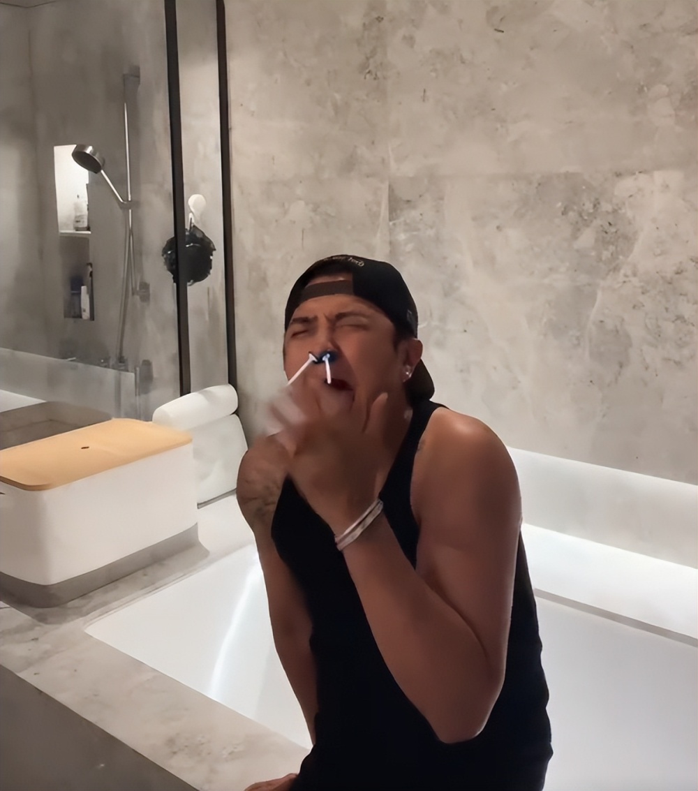 罗志祥深夜晒除毛视频,却被发现和周扬青戴同款手镯!_腾讯新闻