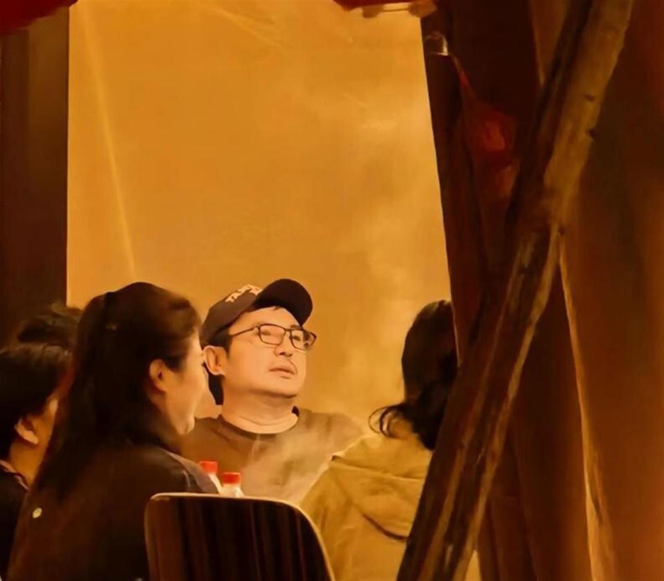 沈腾大年初八在海南宴客，妻子王琦素颜出镜胖又圆，儿子已8岁了_腾讯新闻