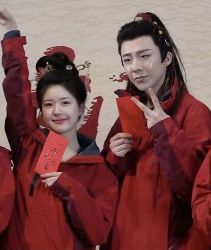 赵露思打广告被质疑假喝粉丝拉踩杨紫失败反被打脸