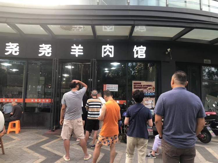 三伏天,这家羊肉馆凌晨就开始排队,爷叔:羊肉配烧酒,爽!