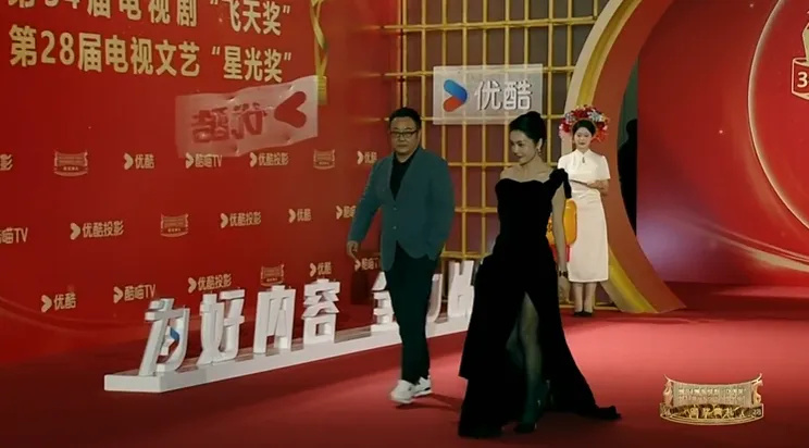 觀(guān)察者網(wǎng)：澳門(mén)一碼一肖一特大三巴飛天獎(jiǎng)紅毯：李沁會(huì)穿、唐嫣大氣，趙麗穎短發(fā)好美，靳東咋變樣了