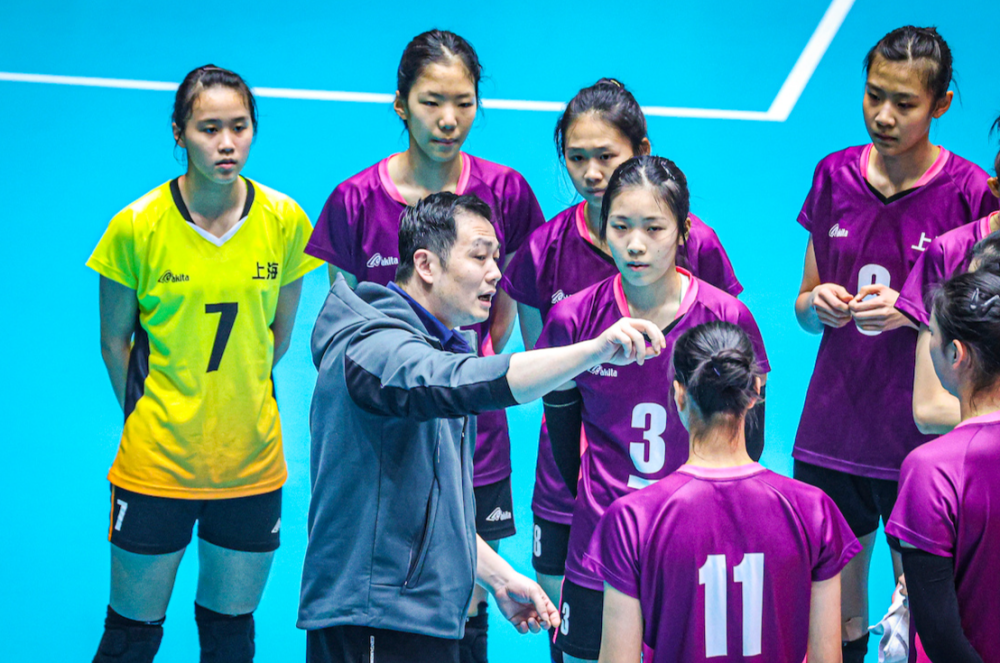 上海队在网口给了江苏很大的压力,尤其是她们的黄悦鑫,杨舒茗和王奥芊