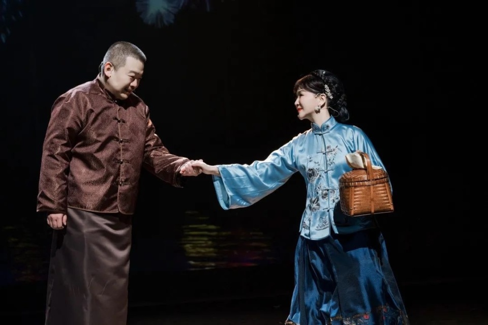 的故事中还能欣赏到湖北小曲,湖北大鼓,湖北道情等独具地方特色的曲种