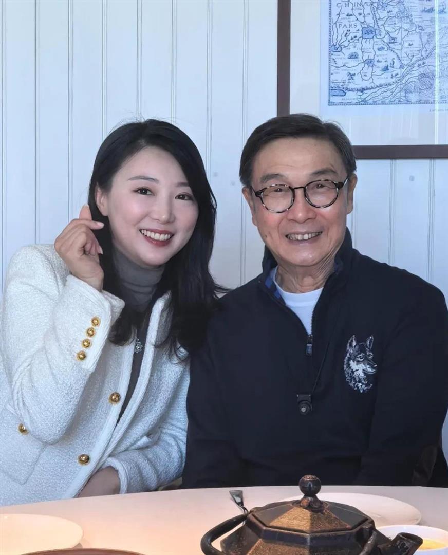 76岁刘松仁和圈内好友新年聚餐，他看起来苍老了好多，牙齿蜡黄_腾讯新闻
