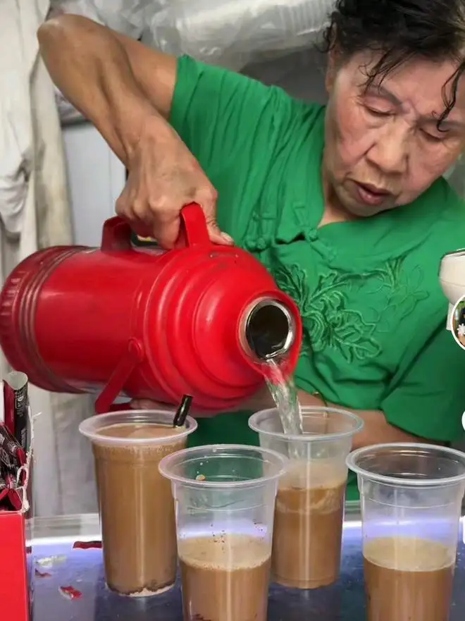 从郭有才到咖啡老太,短视频时代的集体降智