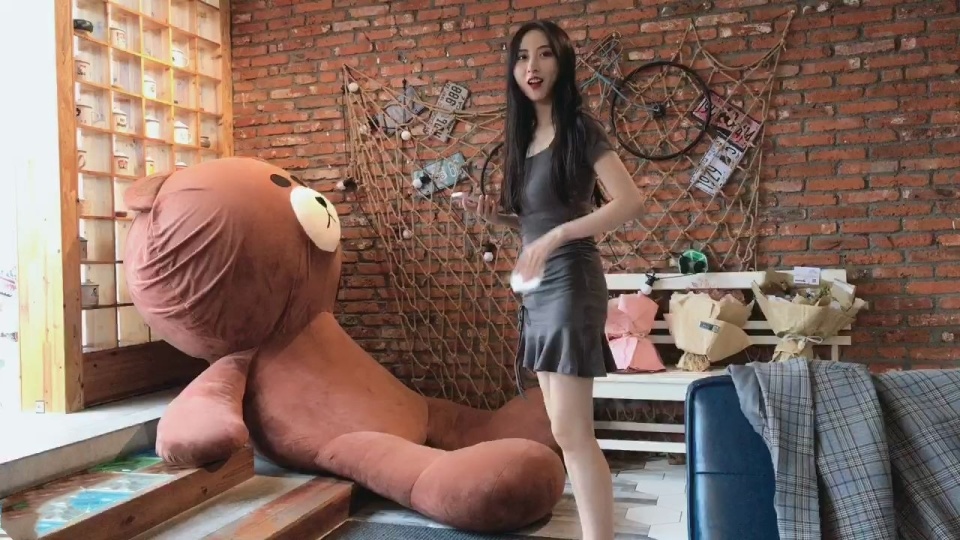 lpl解说一姐被质疑整容!下巴尖到能锄地,当场回怼:不爱看拉倒