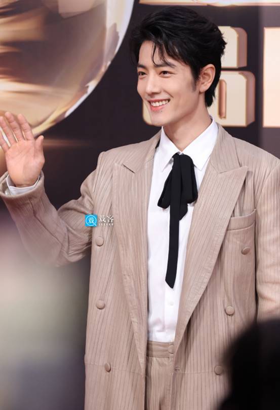 短劇品質盛典：洪欣身材傲人，余茵好美，向佐用腳踢主持人