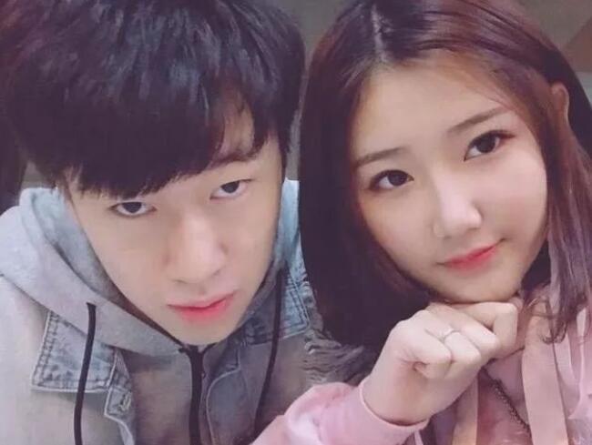 小虎采访公开秀恩爱,直言想感谢女朋友,已经在一起两年了_腾讯新闻