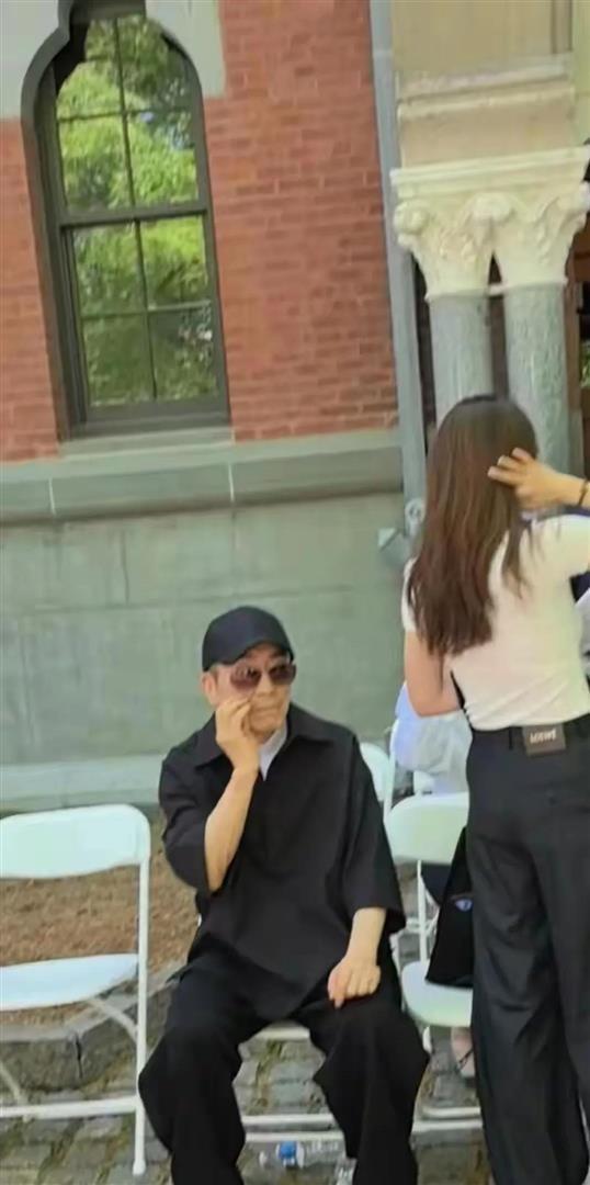 张艺谋儿子张壹丁耶鲁大学毕业，张艺谋和陈婷赴美参加毕业典礼！_腾讯新闻