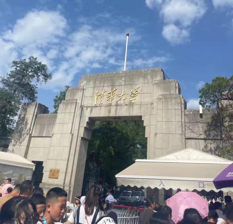 找不到体测备战场地的中小学生,半掩着的大学校门