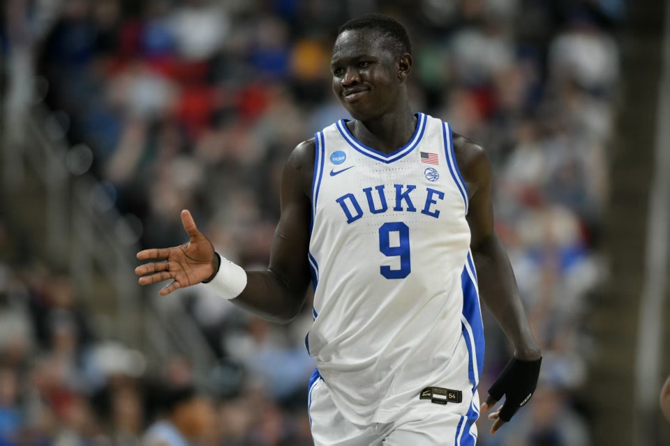 NBA：篮网签约曾凡博？太阳三人摆上货架，火箭三人留队