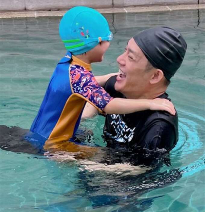 傅程鹏父亲节未与程愫儿子度过赴港陪周丽淇儿子去游泳笑开怀