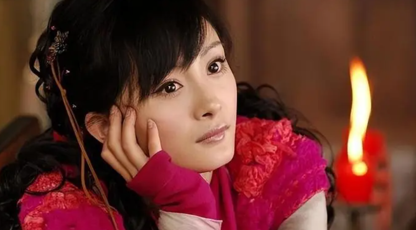 凭借《仙剑奇侠传三》《宫锁心玉》《小时代》等作品的大爆,杨幂的