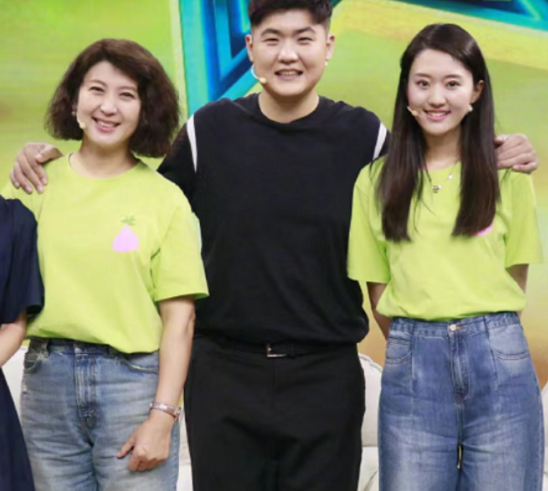 闫学晶孙子在月子中心拍写真众人围绕服务周到宝宝越发像奶奶