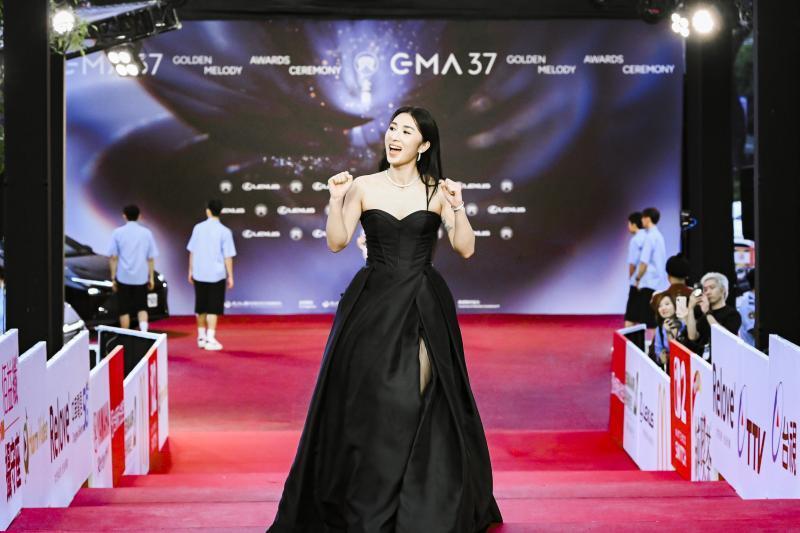 陈以诺Sarah凭《慢花志》获金曲奖最佳客语歌手奖_腾讯新闻