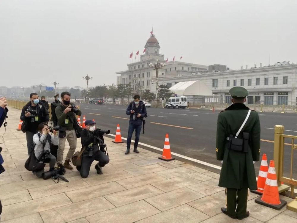 外交部记者会上，英媒记者直呼台湾“国防部长”，被毛宁当场斥责安检时要把电脑从电脑包里拿出来吗2023已更新(今日/网易)