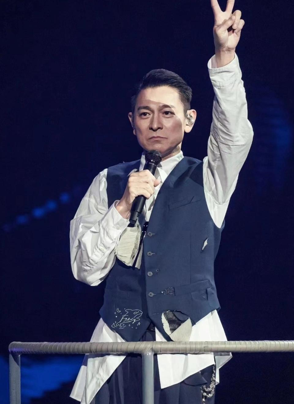 树,无论是唱歌还是演戏,始终活跃在第一线,希望"华仔"能够保重身体,给