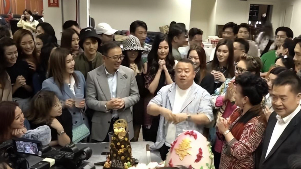 曾志伟70岁生日派对星光熠熠,200多艺人到场,蛋糕切了好几个