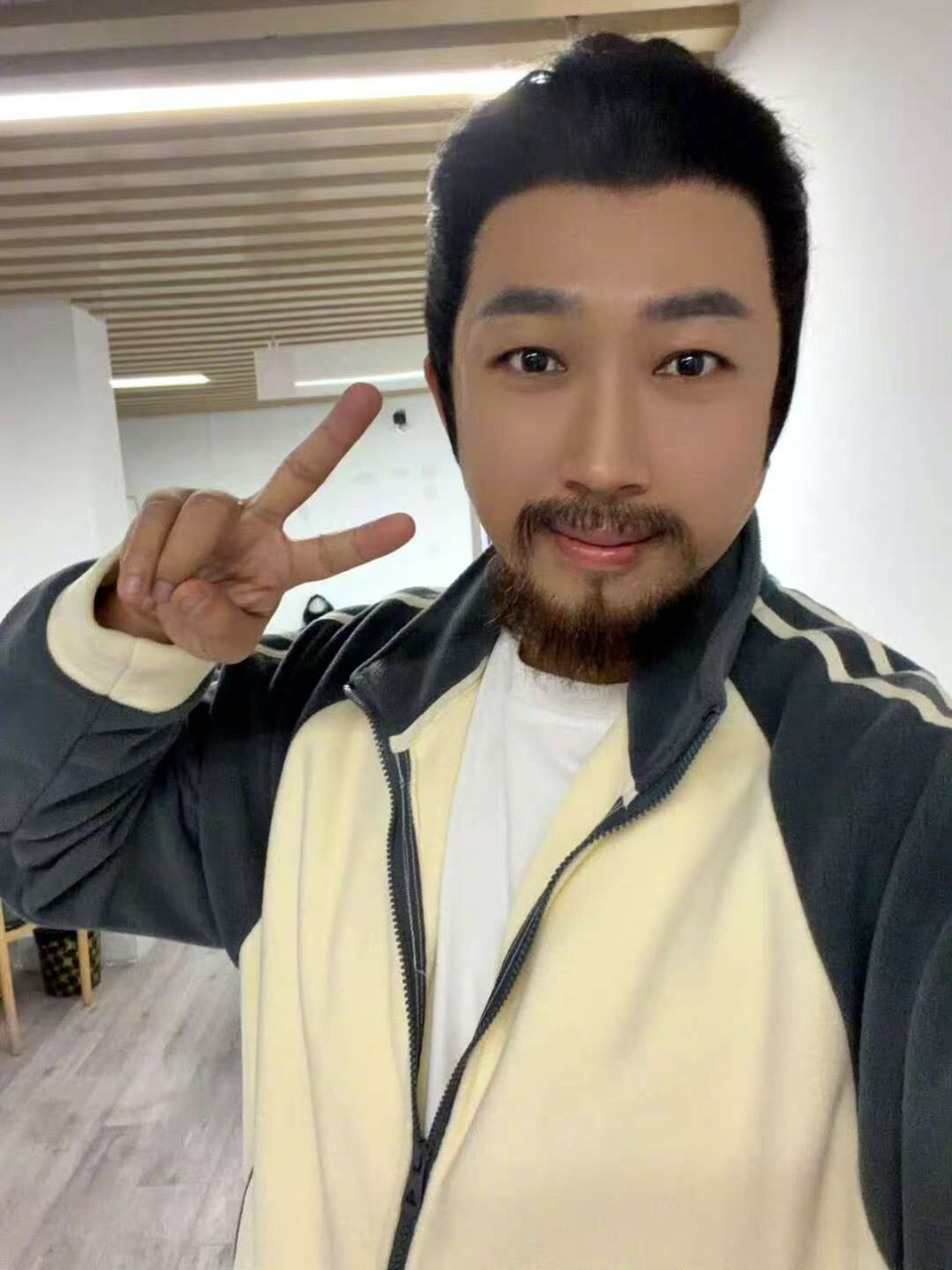 收手吧于正，和小15岁85花顶流演情侣，二人同框合照太辣眼睛-腾讯新闻