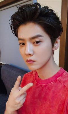 34岁鹿晗偶遇现场:扎着马尾染着白发,气质比小姑娘还清秀