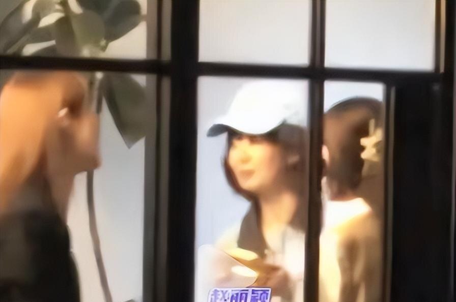 赵丽颖疑似刚在美容院做完项目 脸部肿胀还很红 笑容甜美