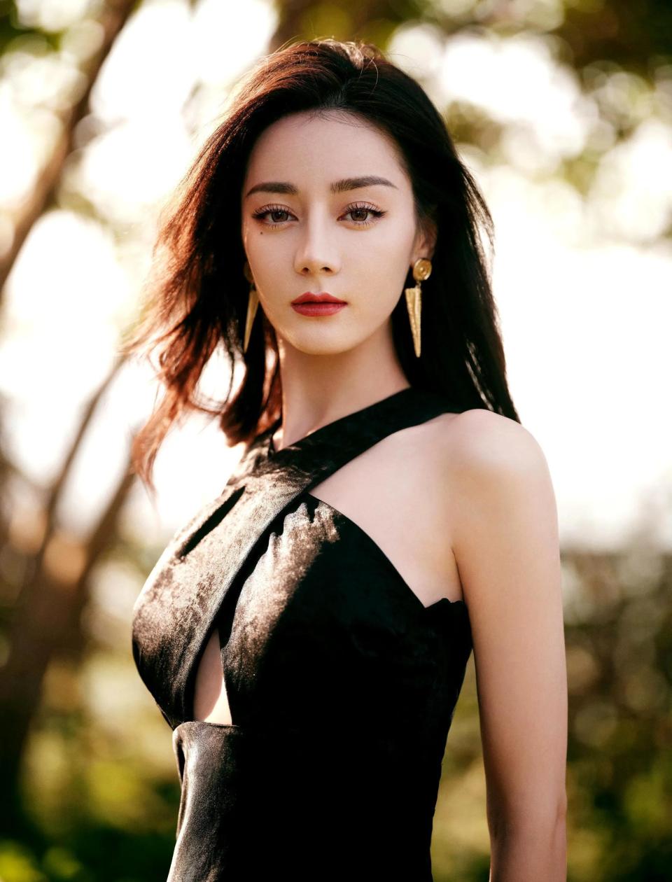 迪丽热巴:天生尤物,艳冶柔媚,为何这么招人喜欢?_腾讯新闻