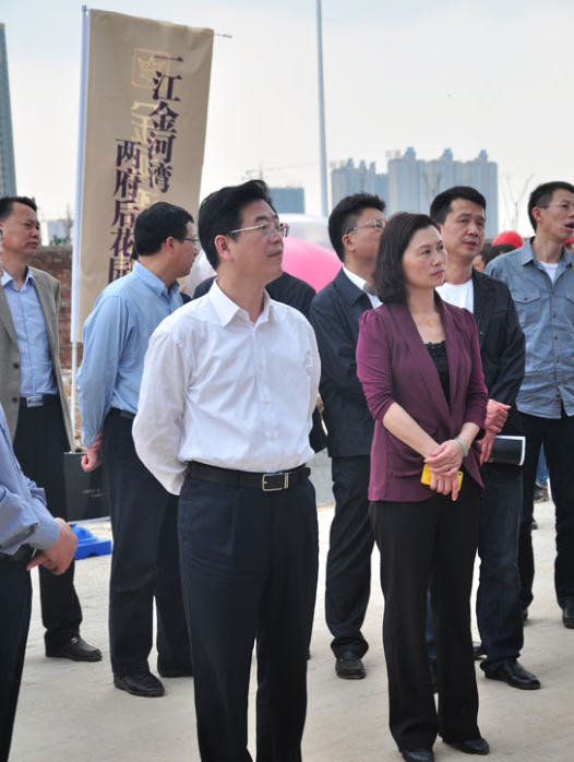 "好色书记"李亿龙,让情妇做区长,开房汇报工作,敛财4900万_腾讯新闻