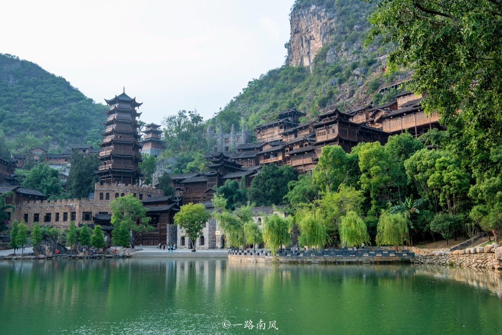 贵州兴义发现"天上宫城",依山傍水古色古香,美得就像一个梦境