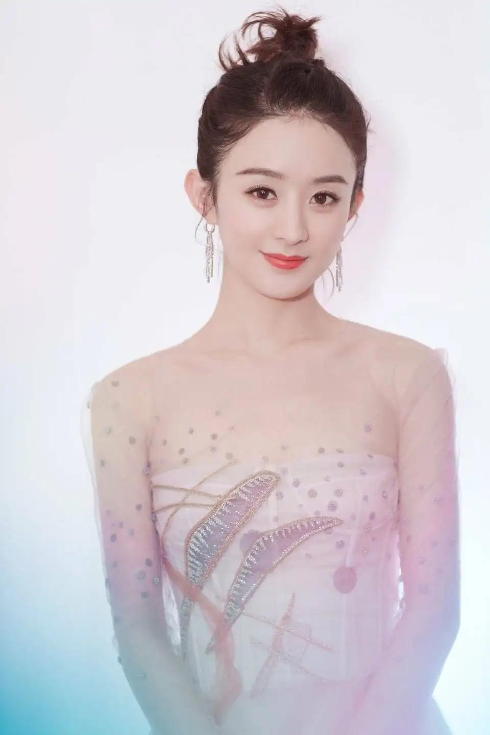 头发还有些凌乱,衣服也透着土气,整个人看起来跟女明星三个字完全不