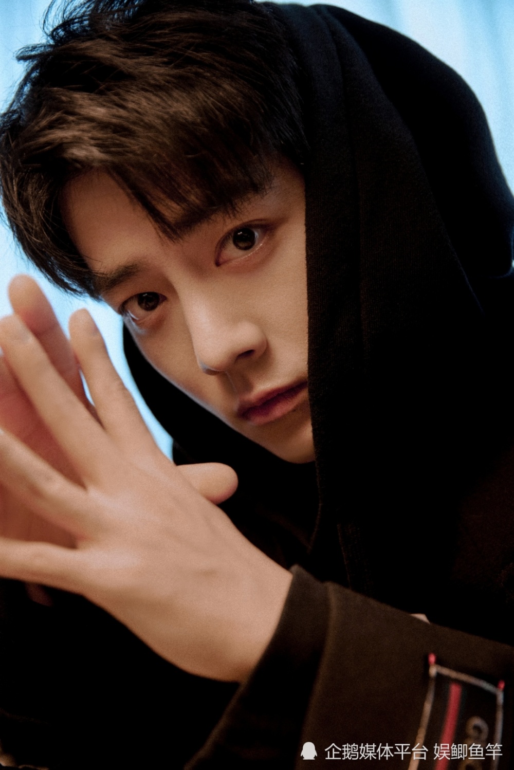 当红炸子鸡肖战新随拍照帅到爆炸不愧是时尚潮流达人啊