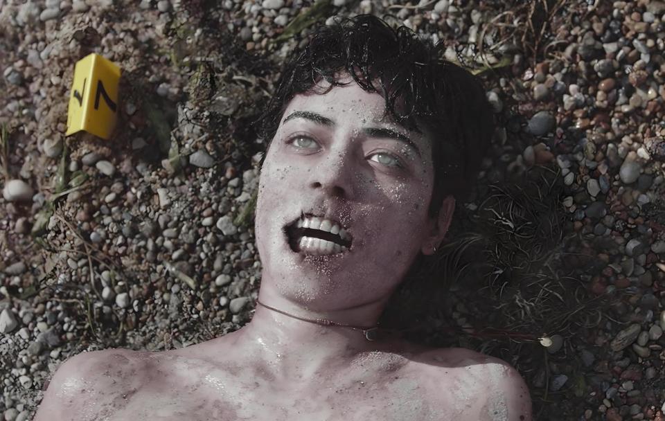 她不再是那个在夜场中熠熠生辉的莫妮卡,而是一具失去了生命的躯壳