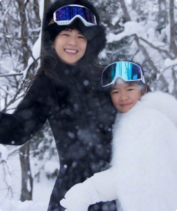 完美继承妈妈高基因,章子怡女儿近照曝光,五官长相太高级